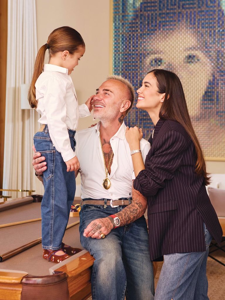 Sharon Fonseca y Gianluca Vacchi junto a su hija Blu en sesión exclusiva par !HOLA!