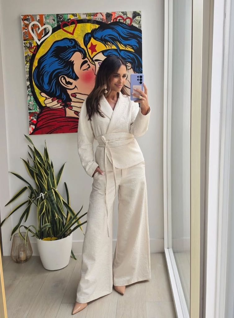 Paula Echevarría con traje blanco en la graduación de su hija con David Bustamante.