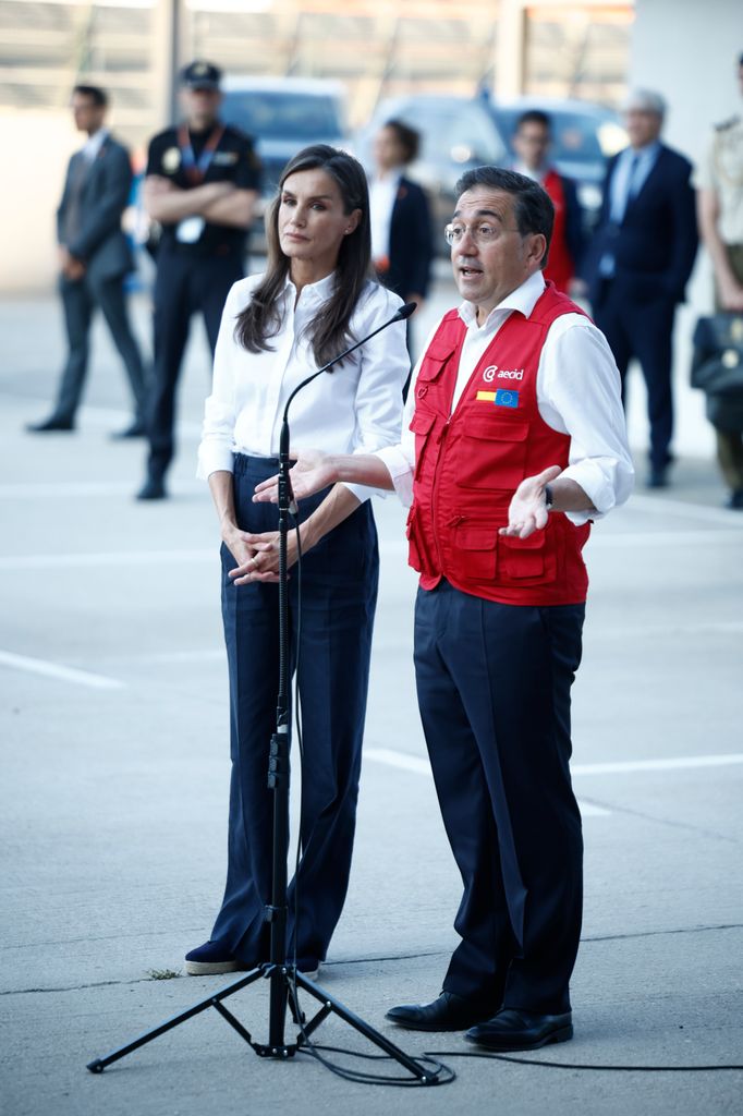 La reina Letizia despide al equipo de emergencias que viaja a Venezuela, en el aeropuerto de Barajas, el 1 de julio de 2026