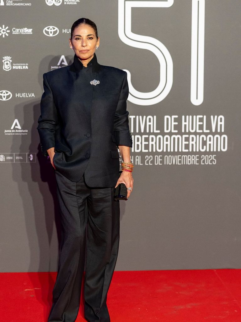 Mariló Montero con traje negro y broche.