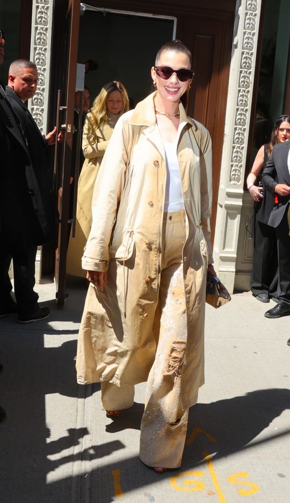 Anne Hathaway lució un conjunto de gabardina y pantalones acampanados en color camello
