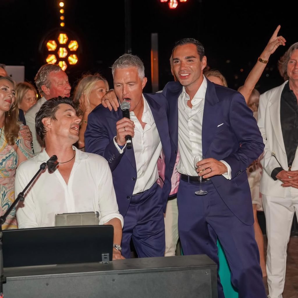 Los recién casados disfrutando de la fiesta