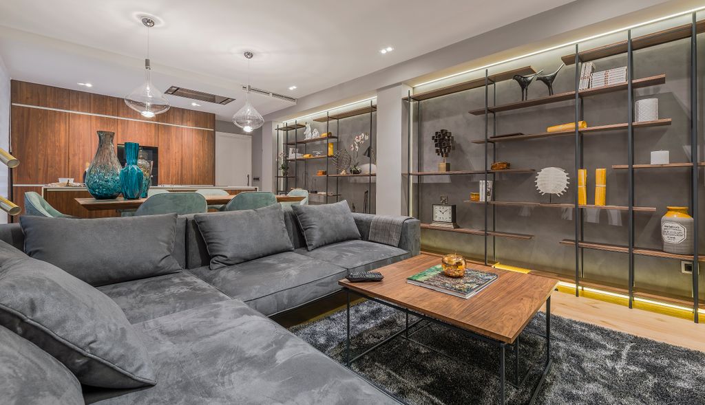 Salón con estantería en pared de microcemento