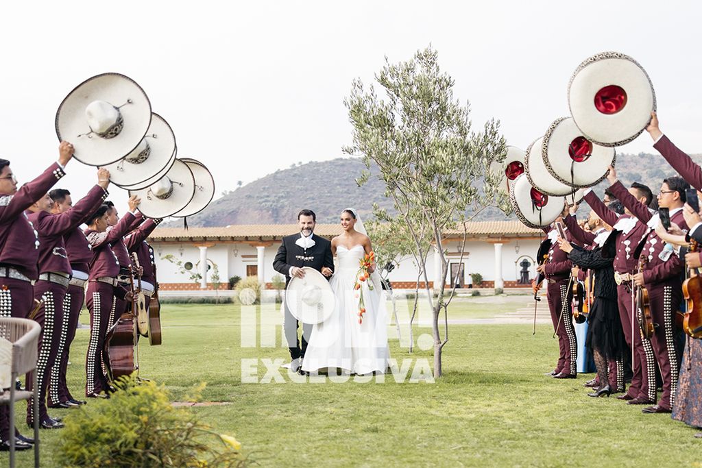 Fotos: AGBA WEDDINGS | Vestido: Lorena Formoso | Pendientes y alianzas: Rabat | Makeup: Sisley | Flores: Granada