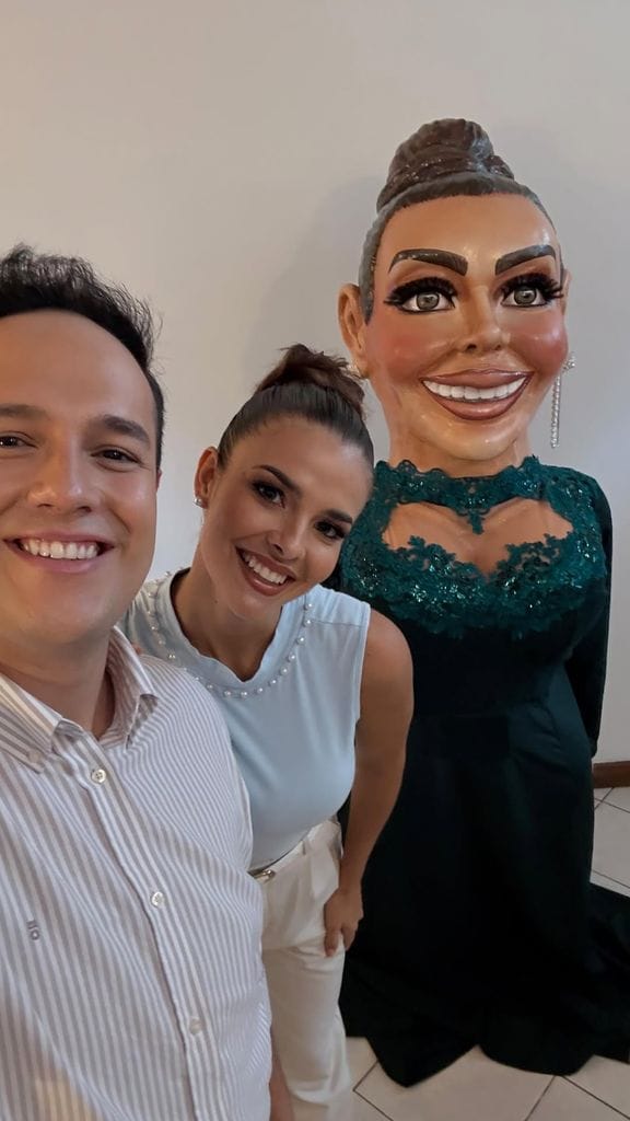 Mahyla Roth y su pareja Rafa Pérez, con la máscara tradicional que él le regaló.