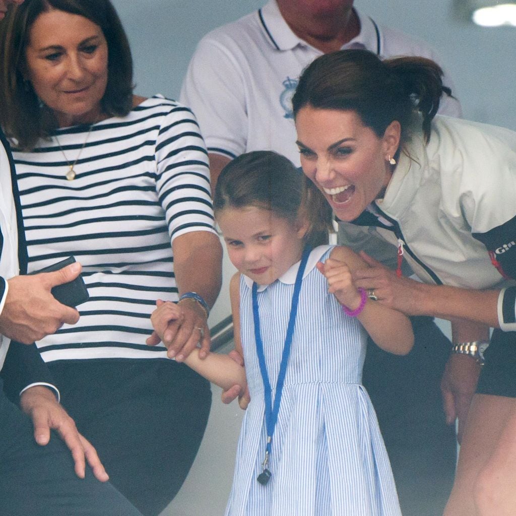 Kate y Carole Middleton con la princesa Charlotte