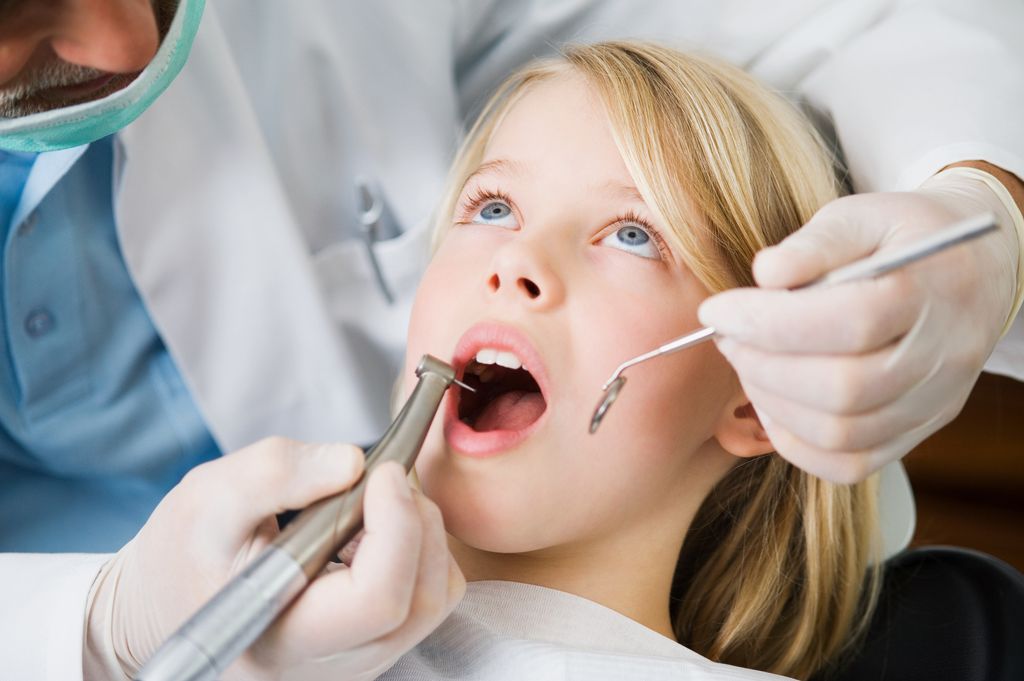 Niña en consulta del dentista