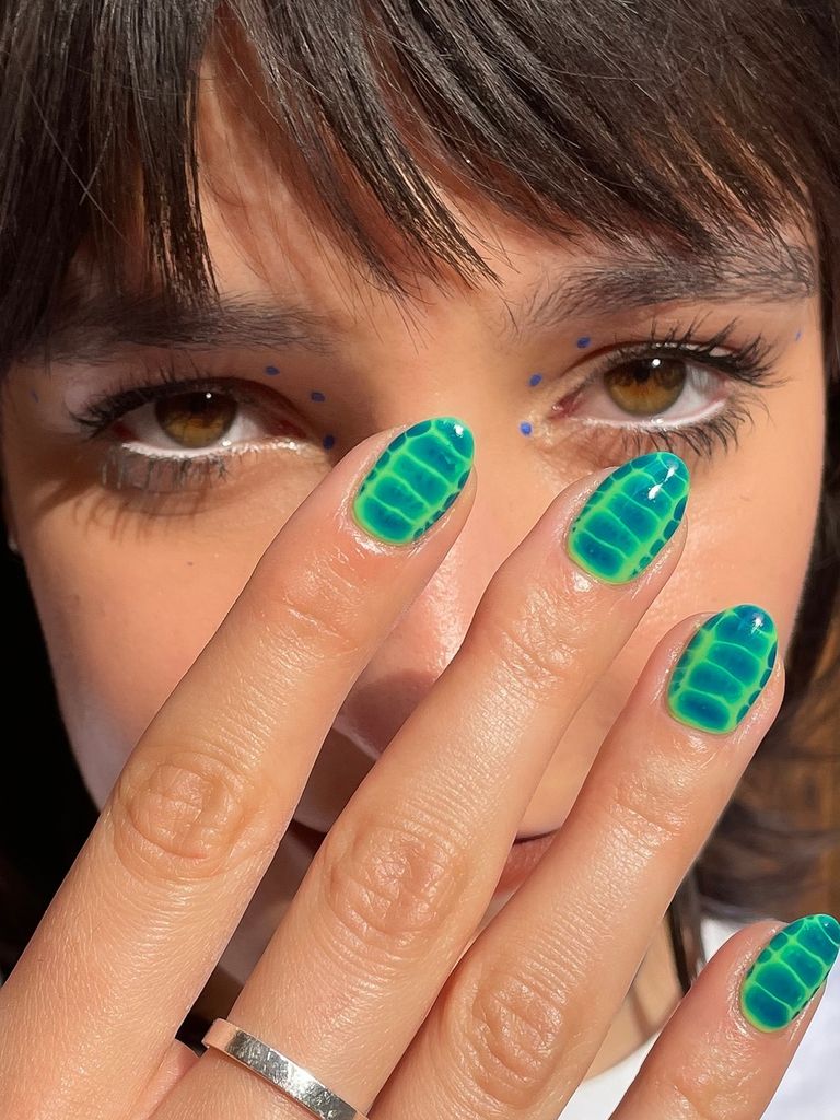 Uñas Blooming Gel verdes con efecto ala translúcida y acabado brillante tendencia belleza