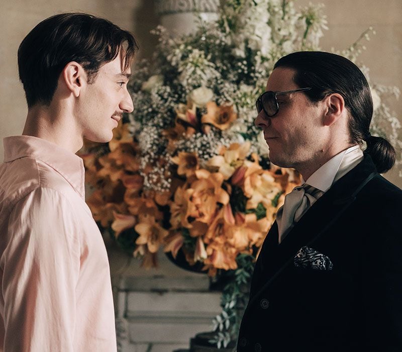 Théodore Pellerin como Jacques de Bascher y Daniel Brühl como Karl Lagerfeld en la serie 'Becoming Karl Lagerfeld'