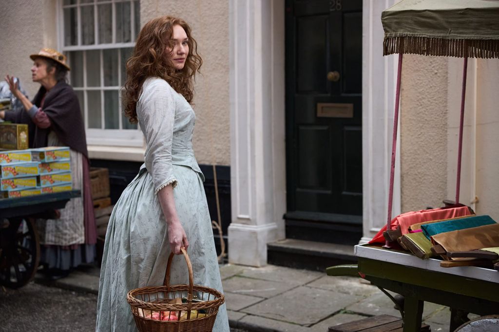 Eleanor Tomlinson, conocida por'Poldark', da vida a Louisa Byrne