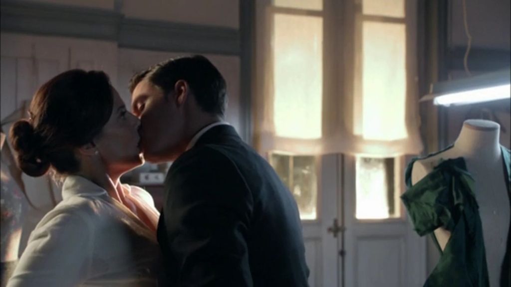 Aitana Sánchez-Gijón y Maxi Iglesias en 'Velvet'