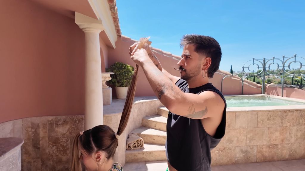 A pesar del miedo de no lograr un buen resultado, Camilo cortó con mucho cuidado el cabello de Evaluna 