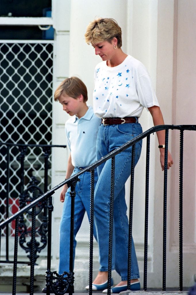 Plano entero de Diana de Gales con el príncipe Guillermo saliendo de Wetherby School