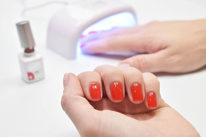 Descubre cómo conseguir una manicura semipermanente en casa que sea duradera