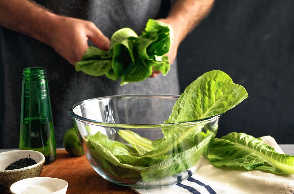 Hombre cocinando ensalada