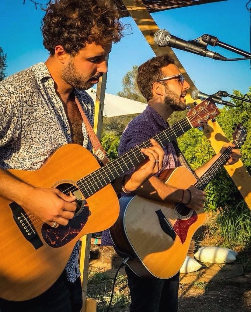 Cosme actuando con su hermano