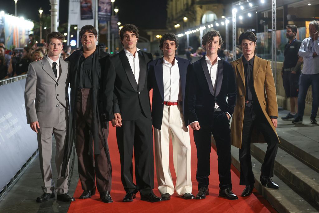 Javier Calvo, Javier Ambrossi, Miguel Bernardeau, Carlos González,
Guitarricadelafuente y Milo Quifes