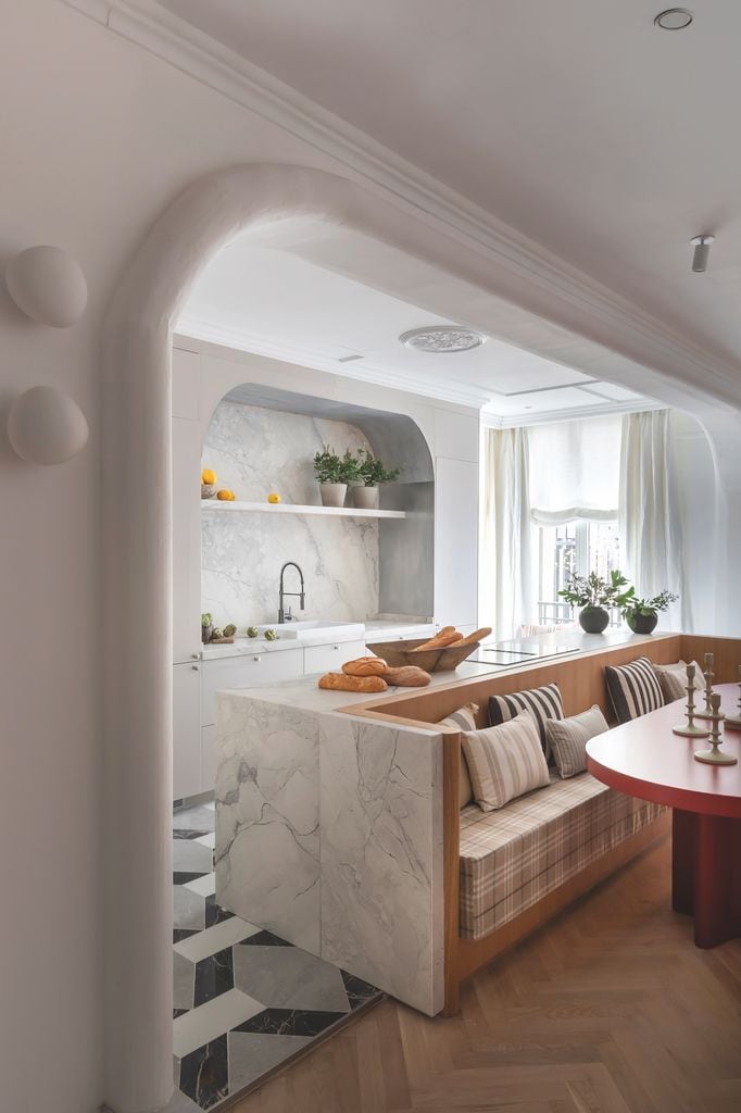 Cocina con banco integrado.
