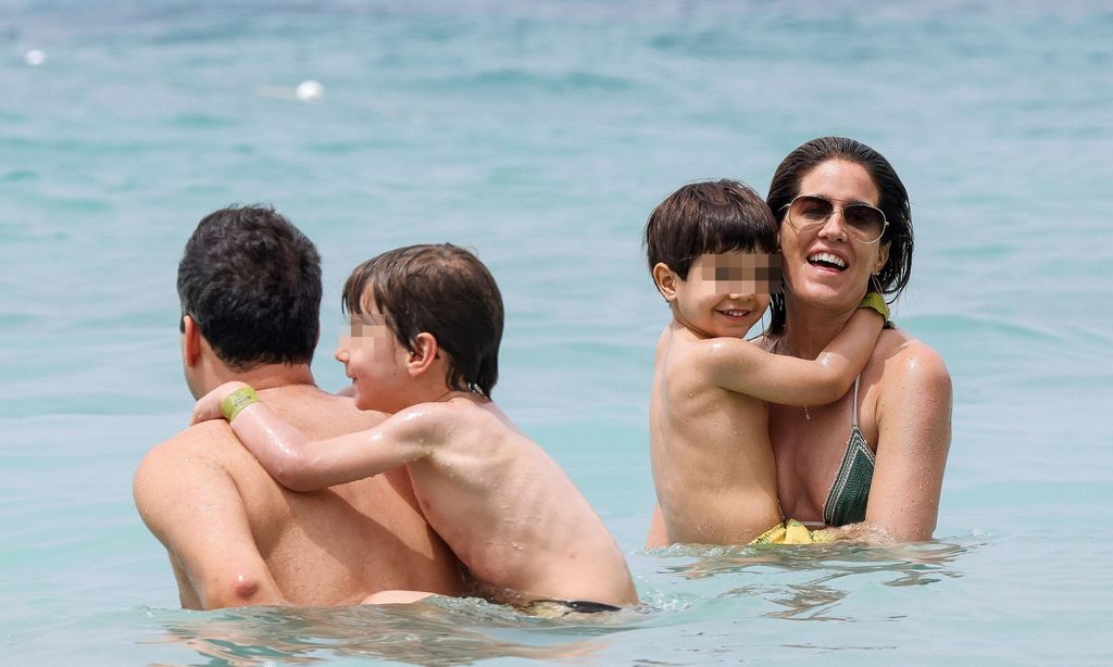 Hola 4168 Isabel Jiménez, marido e hijos en Ibiza.