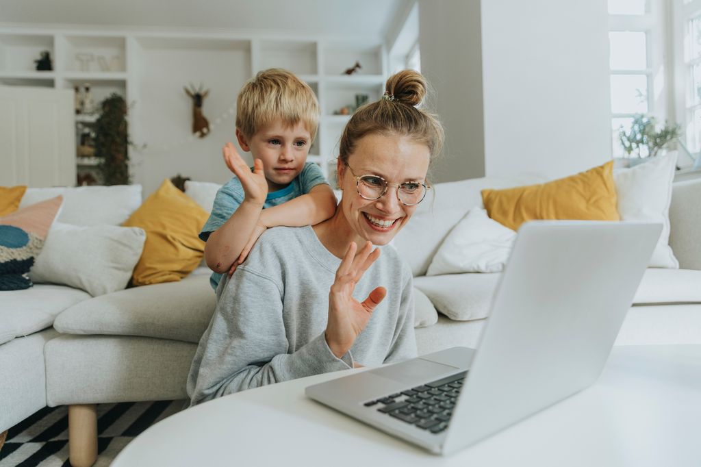 madre e hijo haciendo una video llamada con un familiar con el ordenador