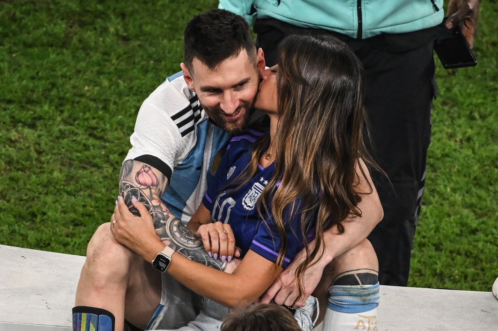 Lionel Messi y Antonela Roccuzzo tras un juego en Francia, en 2022.