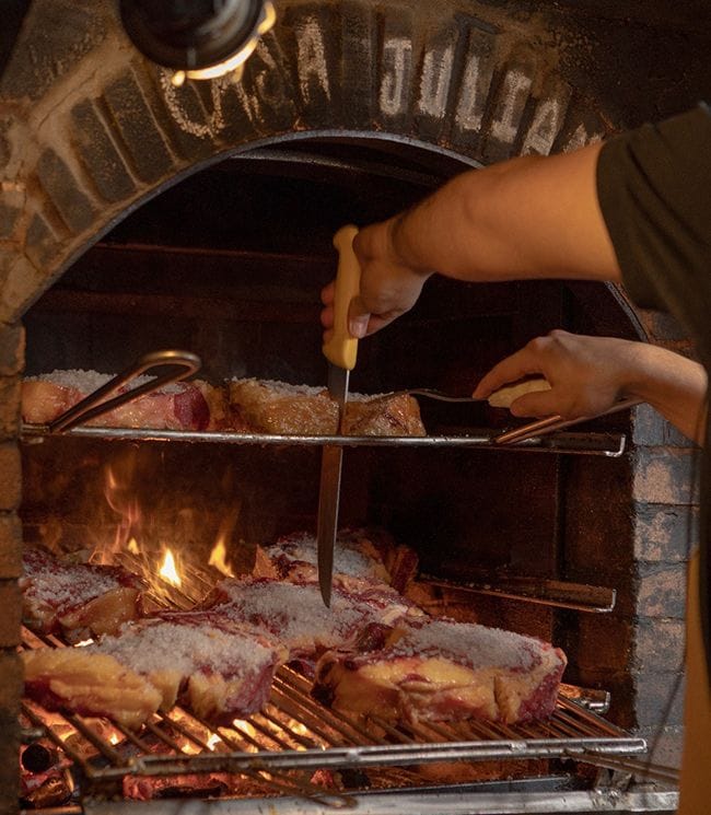 Trabajando carnes en la parrilla