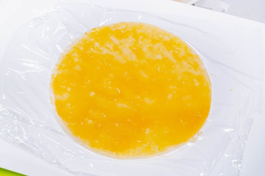 Hay que empapar bien los papeles de arroz en huevo batido para hacer estos 'croissants'.