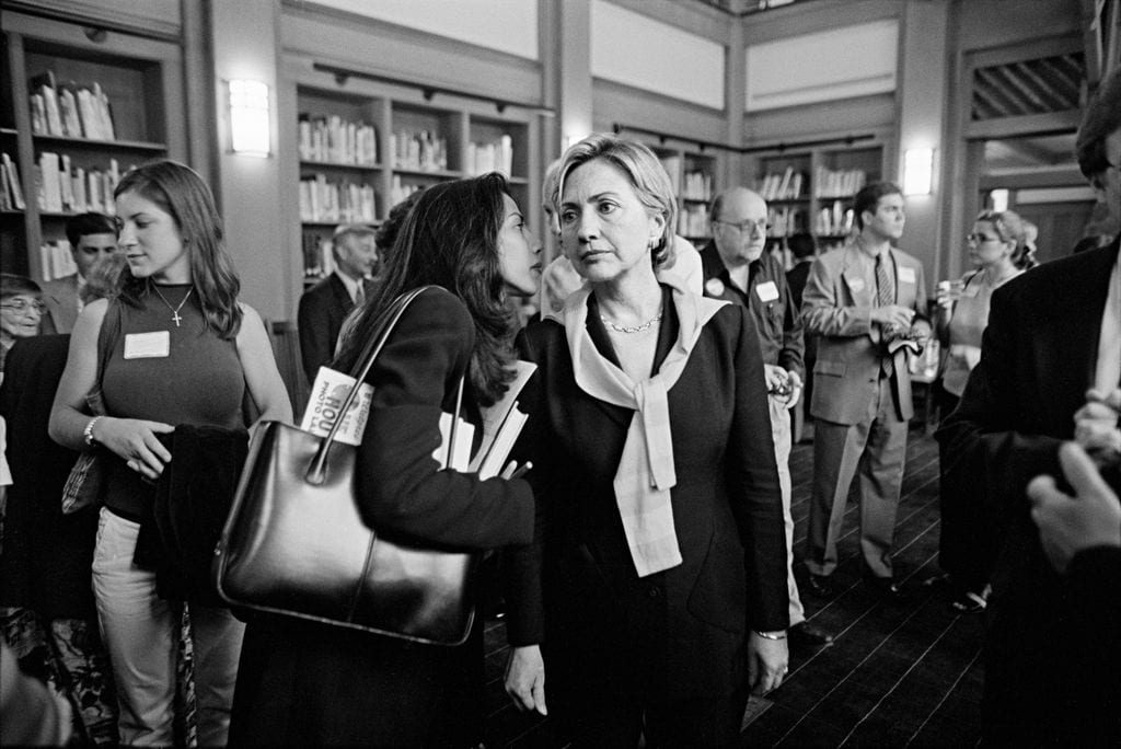 Huma Abedin, entonces joven asistente de Hillary Clinton, entrega un mensaje a la senadora durante un acto celebrado en 2001