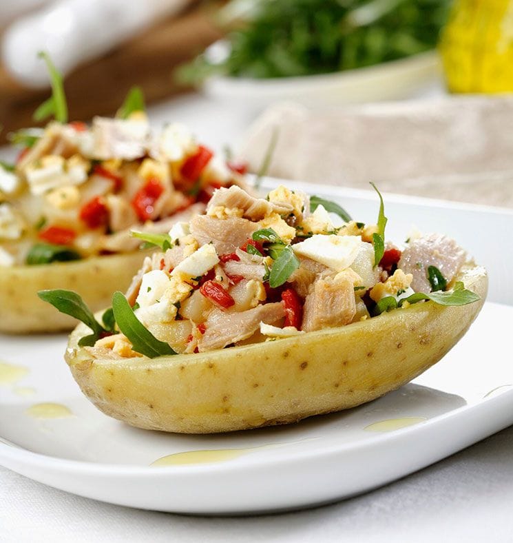 Patatas rellenas de ensalada de atún