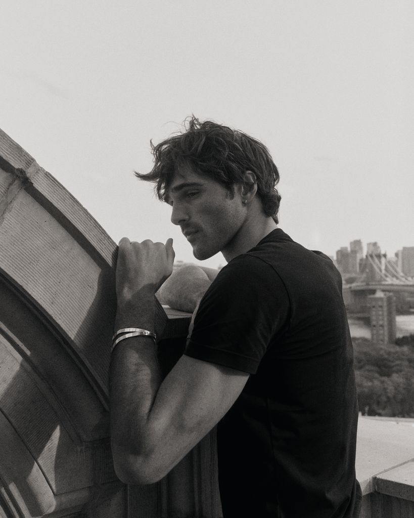 Jacob Elordi luce el más reciente lanzamiento de Cartier.