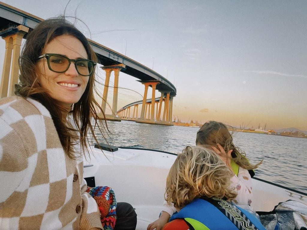 Karla Souza y sus hijos.