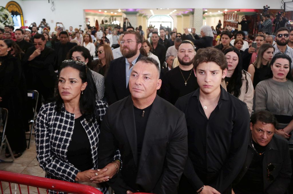 Miguel Gerardo Viveros, hijo de Paquita la del Barri, junto a su familia en el funeral de la cantante