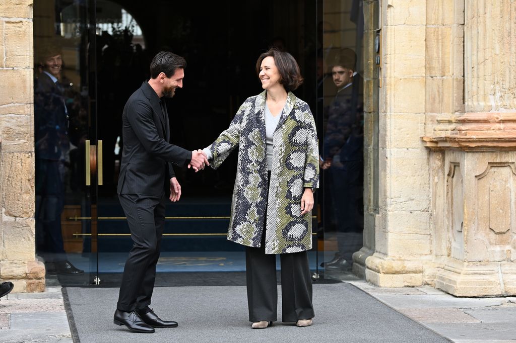 Lionel Messi fue recibido por Teresa Sanjurjo, directora de la Fundación Princesa de Asturias.