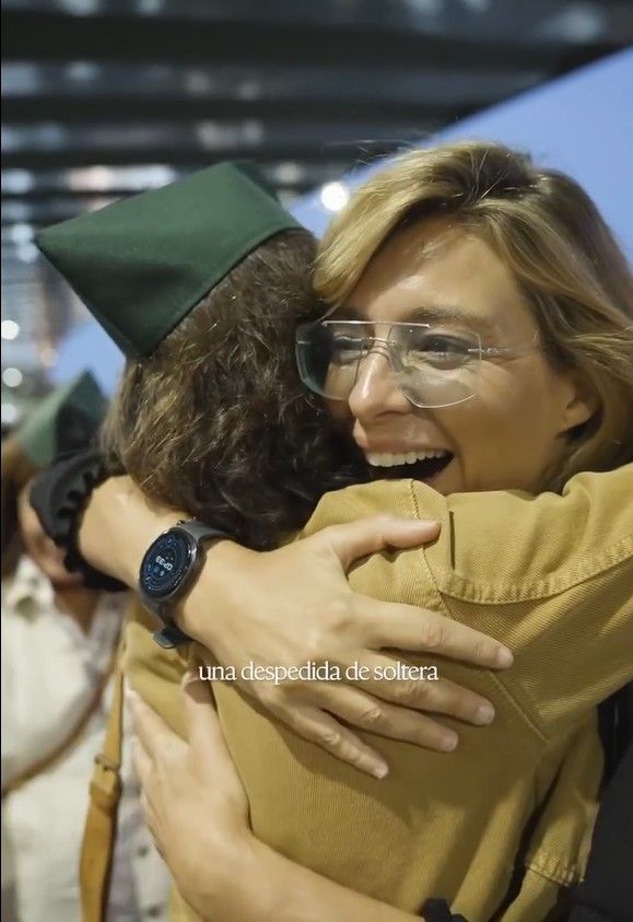 Sandra, sorprendida por sus amigas en el aeropuerto