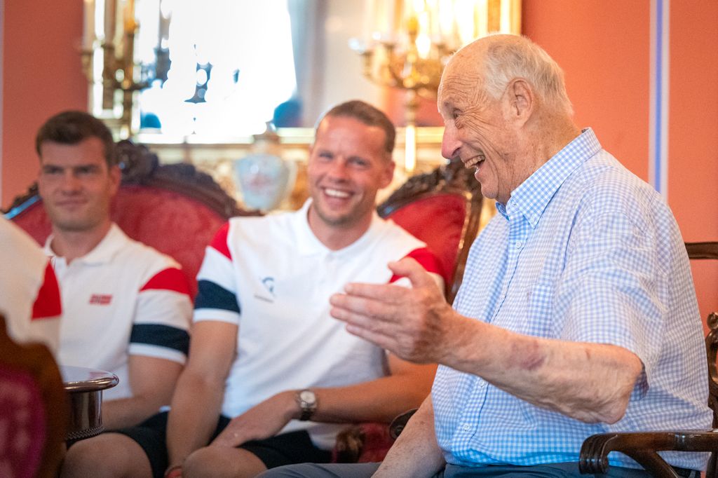 El rey Harald V recibió en el Palacio Nacional de Oslo a los jugadores de la Selección de Futbol de Noruega tras su participación en el Mundial 2026.
