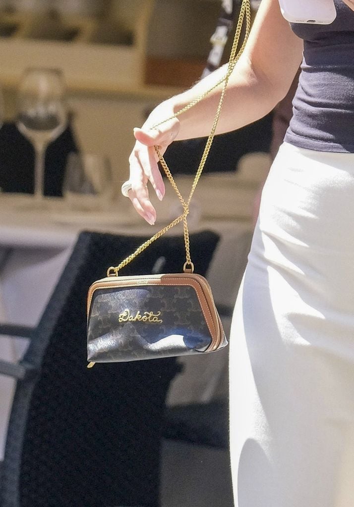 Un vistazo de cierca al bolso personalizado de Dakota Johnson.