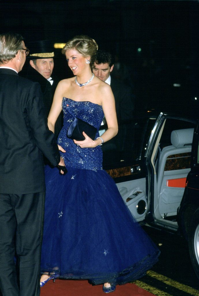La princesa Diana en The Royal Opera House con vestido de Murray Arbeid, Londres, 1987.