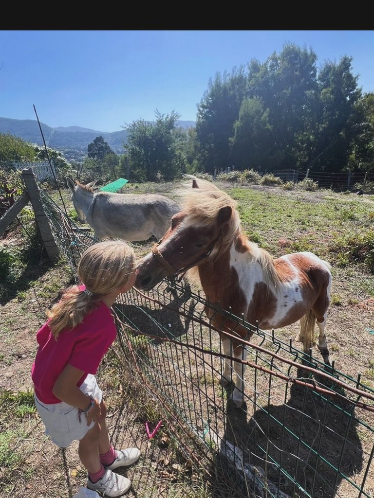 Ena Lequio besa cariñosamente a su caballo