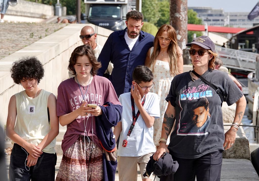 Jennifer Lopez y  Ben Affleck con sus hijos Emme, Max y Seraphina en París en julio de 2022