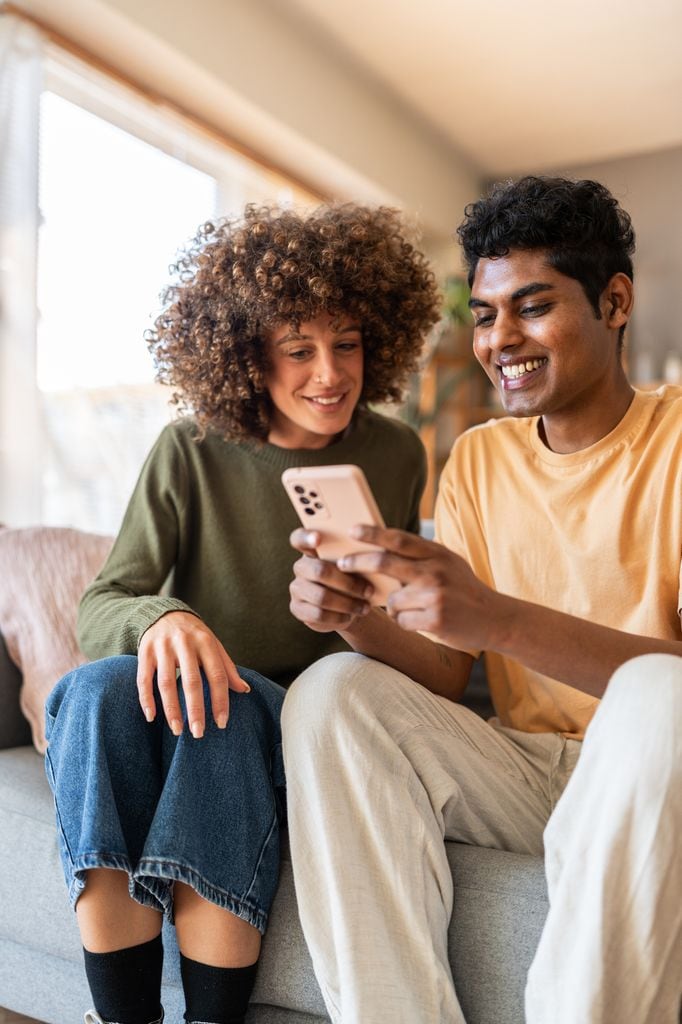 chicos sonriendo movil