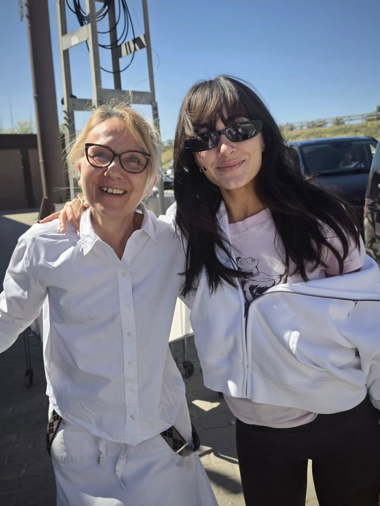 Aitana y una trabajadora de Los Chopos