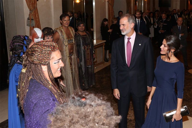 Los Reyes con el elenco de la ópera 'Aida'