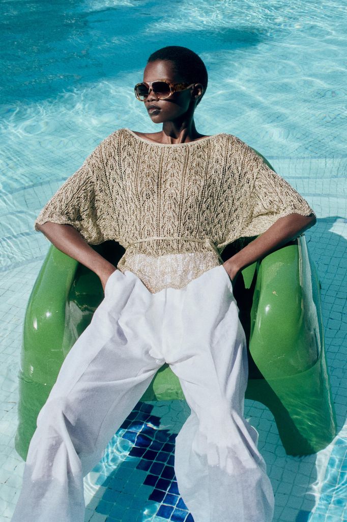 Encuentra el top de Zara que más te favorece para el calor de este mes de agosto según el escote