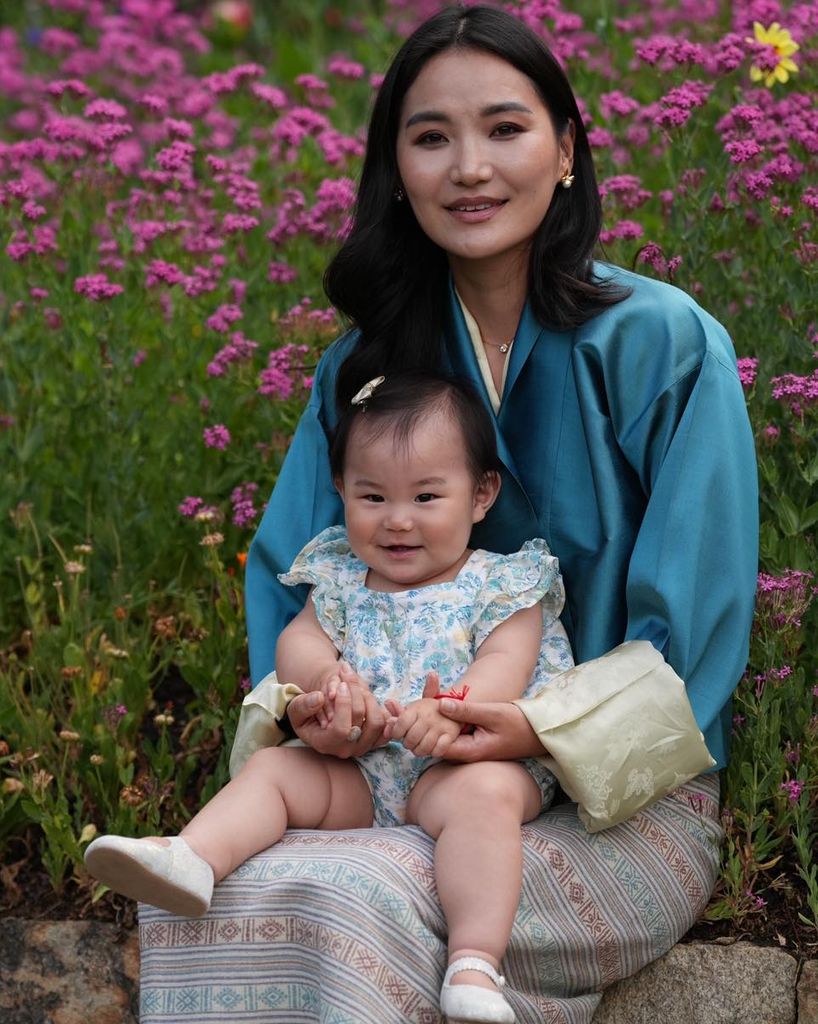 La Reina junto a su hija, la princesa Sonam