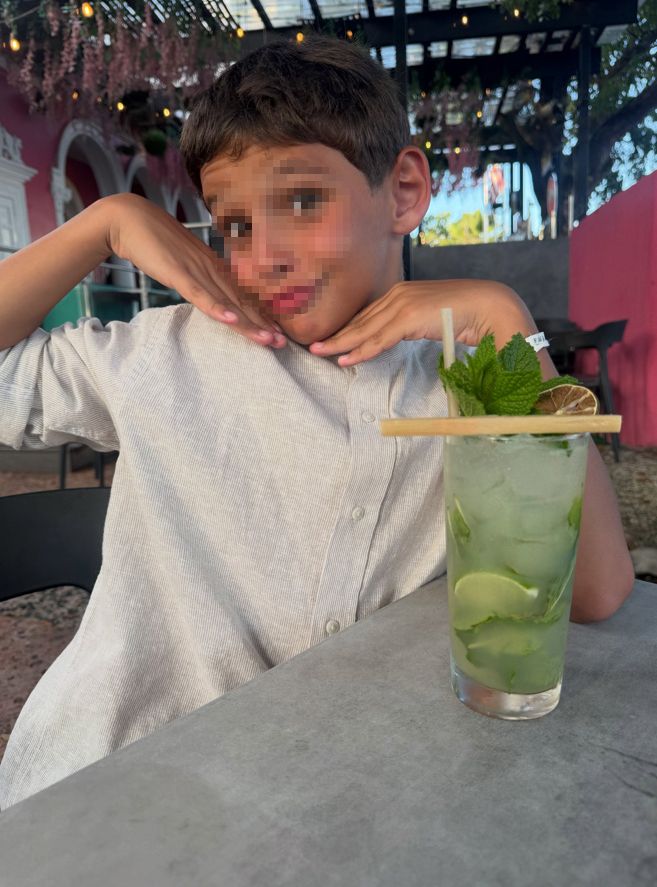 El hijo menor de Melani posa divertido durante sus vacaciones en Puerto Rico