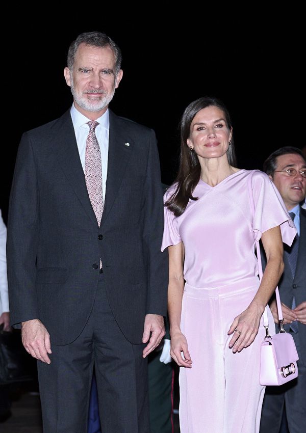 La reina Letizia aterriza en Angola con un conjunto de seda rosa pastel