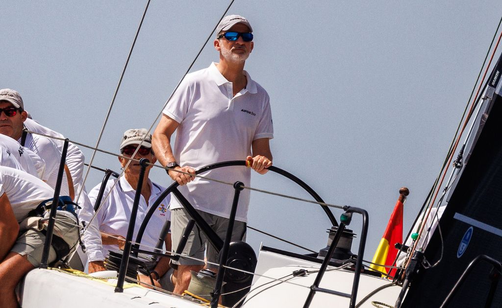 Felipe VI al mando del timón del 'Aifos', segundo clasificado en la 42 Copa del Rey MAPFRE