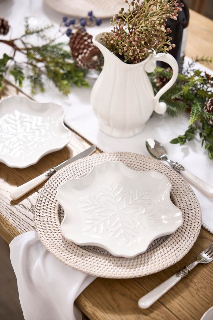 Mesa de invierno con vajilla blanca y detalles vegetales