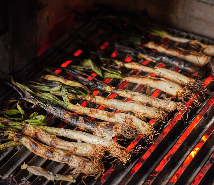 'Calçots' asándose en la parrilla
