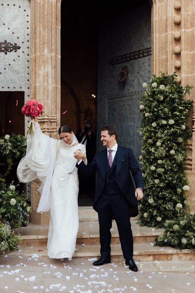 Salida de los novios de la iglesia